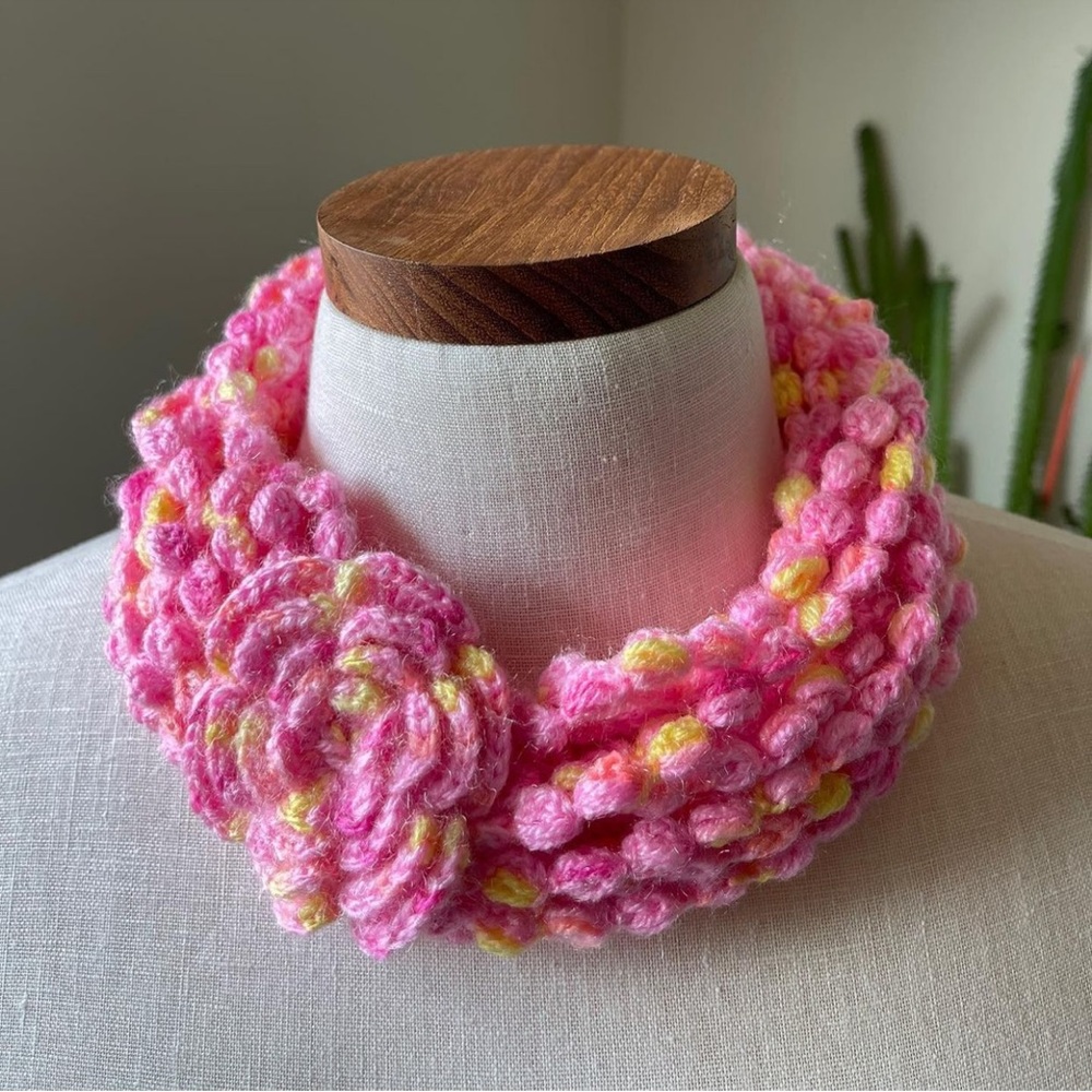 BRAND NEW - WOOLEN HANDMADE CROCHET NECKLACE - NECK WARMER
